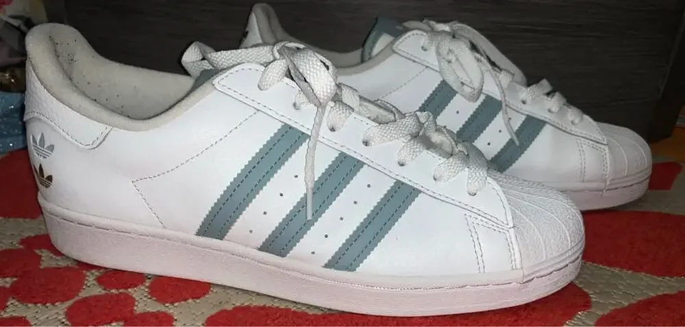 Mens Adidas Superstar (size 9)